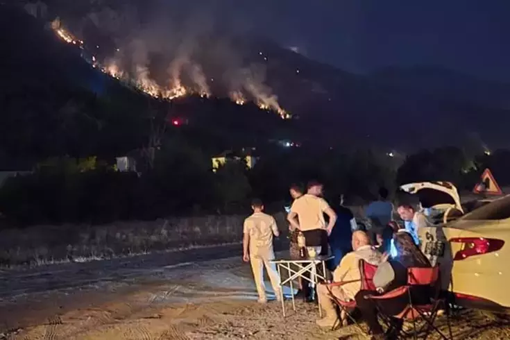 Karabük'te orman yangınını çay içerek izlediler