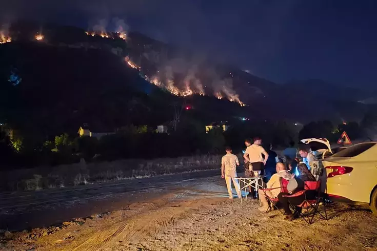 Karabük'te orman yangınını kamp sandalyesine yaslanıp izlediler
