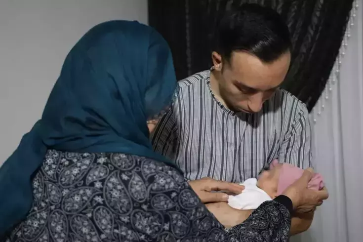 Eve dönen aile bebeğin kıyafetlerini çıkarınca şoke oldu: DNA testi istedim