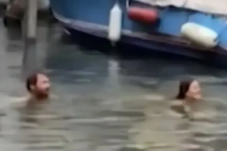 Yasağa rağmen suya atlayan turist çift, şehirden kovuldu