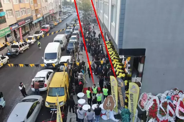 Bin liralık ürünün 100 TL'ye satılması izdihama neden oldu