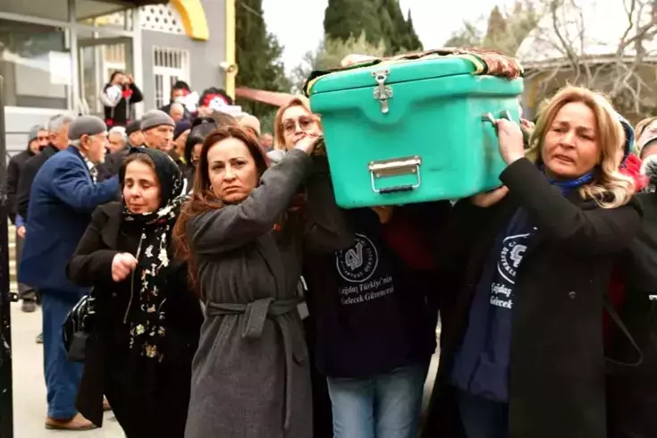 Eşi tarafından öldürülen Kadriye Köken'i son yolculuğuna kadınlar uğurladı