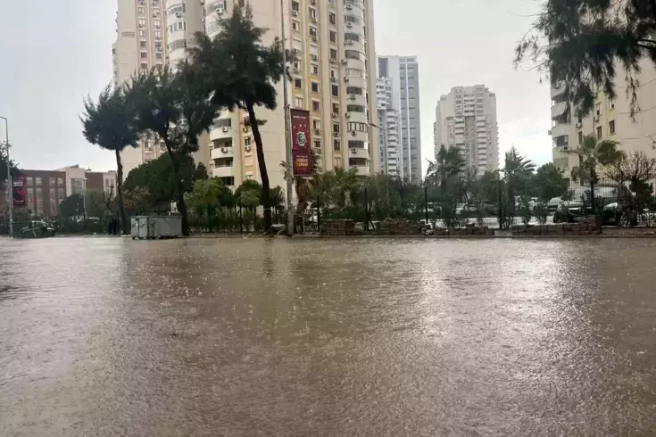 İzmir'de sağanak ve fırtına hayatı felç etti, yollar göle döndü