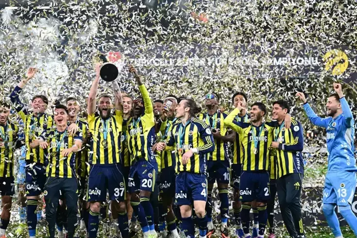Süper Kupa şampiyonu Fenerbahçe, kupasını aldı