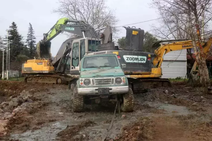 Sakarya'da fıkra gibi olay: Kurtarmaya gelen de battı
