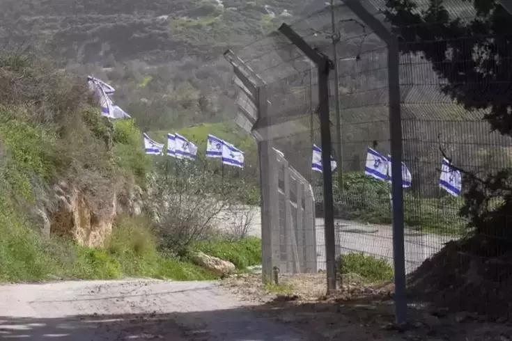 Büyük skandal böyle görüntülendi! Bayrakları astıkları yere bakın