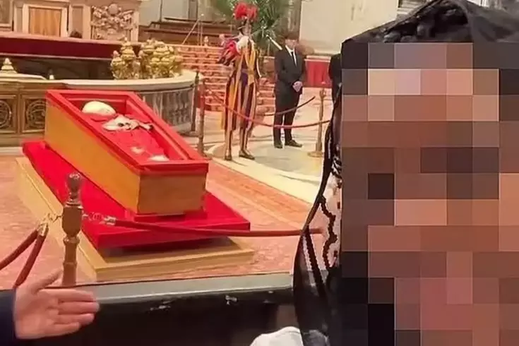 بابا عدم احترام كبير! التقطوا سيلفي أمام جثمانه.