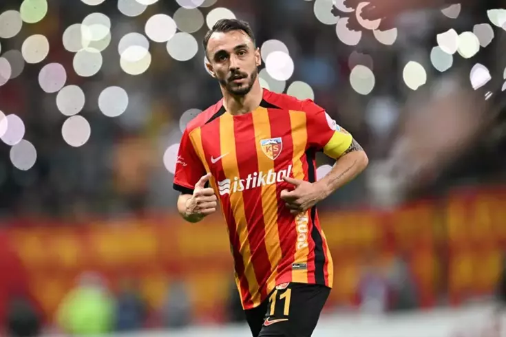 Gökhan Sazdağı'nın Galatasaray'a transferi için ilk açıklama. 

Arapça çevirisi:
'أول تصريح حول انتقال غوكهان سازداجي إلى غلطة سراي'