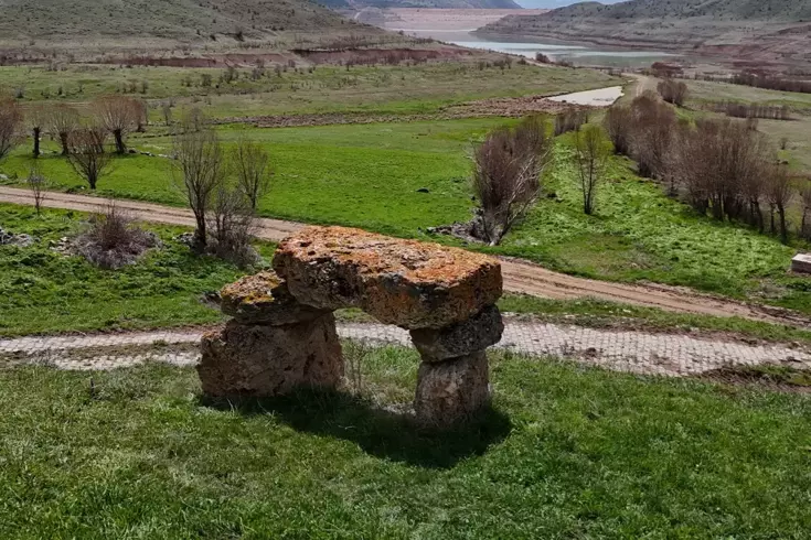 İki asırlık musalla taşı ilk kez görenleri ürkütüp kaçırıyor. 

تخيف حجر الصلاة الذي يعود تاريخه إلى قرنين من الزمن وتجعله يفر من يراه لأول مرة.