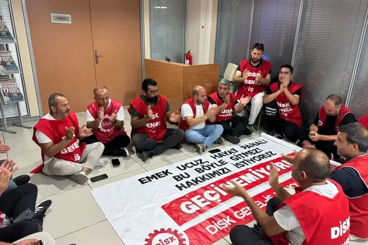 Karşıyaka Belediyesi işçileri, maaş alamadıkları gerekçesiyle eylem yaptı