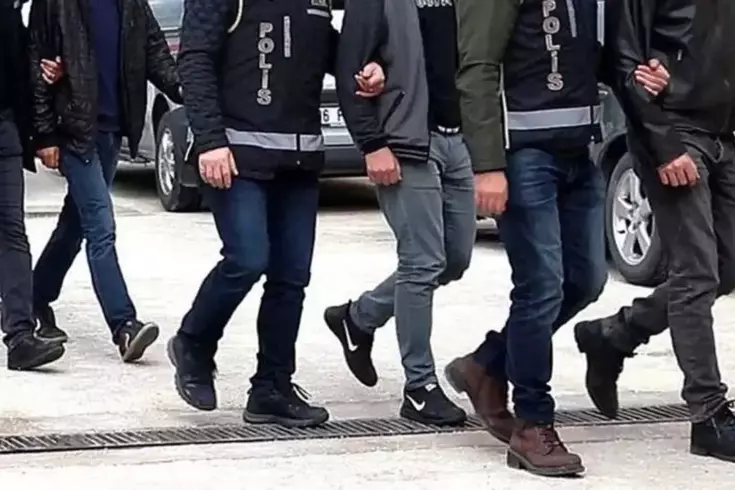 İzmir'deki 'yolsuzluk' operasyonunda 30 kişi tutuklandı. 

ترجمة: تم اعتقال 30 شخصًا في عملية 'الفساد' في إزمير.