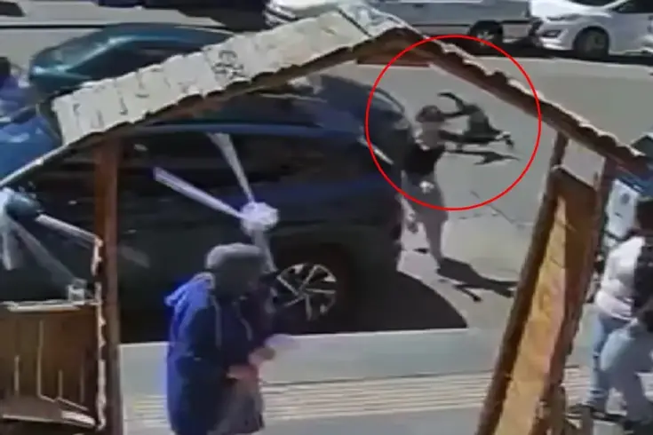Karşıya geçen anne ve evladına araba çarptı! Çocuk metrelerce savrudu