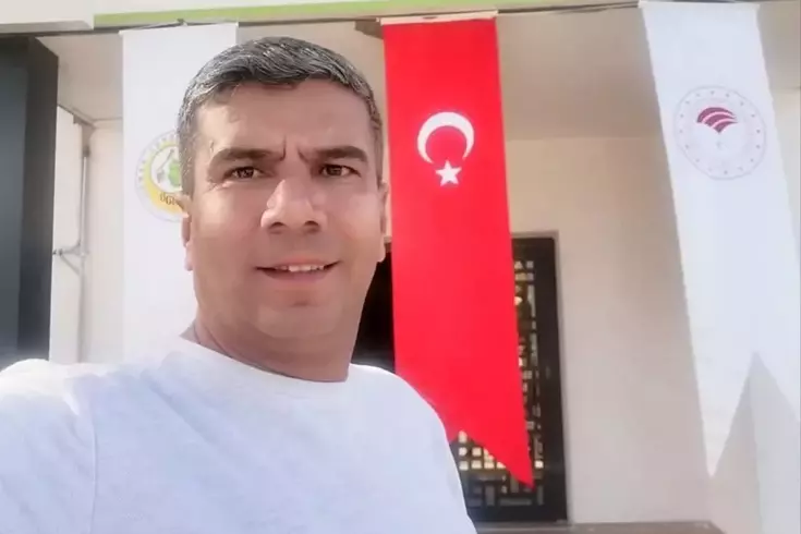 Ödemiş'teki yangından bir acı haber daha! Orman işçisi şehit oldu. 

ترجمة: خبر مؤلم آخر من حريق أوديميش! عامل الغابات استشهد.