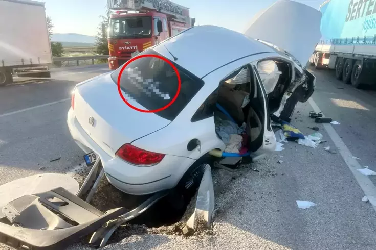 Traktöre çarpan otomobilde üsteğmen hayatını kaybetti, eşi ağır yaralı