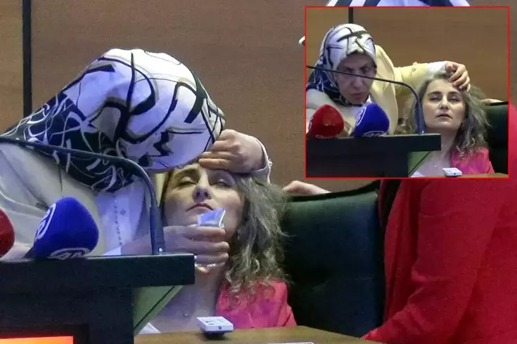 Panelde sunum yapan akademisyen aniden fenalaştı
