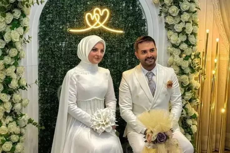 İki ay önce nikah masasına oturan Kadir Ezildi eşiyle kına gecesinde göbek attı