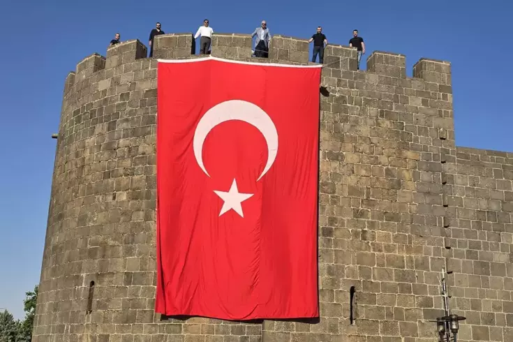Cumhurbaşkanı Erdoğan çağrı yaptı, Diyarbakır surlarına Türk bayrakları asıldı