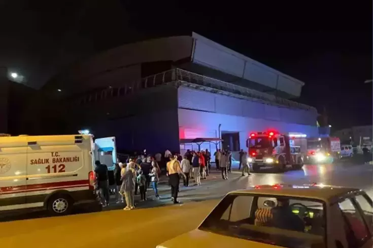 Kocaeli'de düğün salonunda yangın çıktı! 2'si çocuk 4 kişi dumandan etkilendi