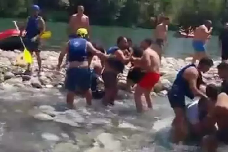 Rafting merkezinde 'can yeleği giyme' kavgası: Tekme, yumruk ve kürekler havada uçuştu