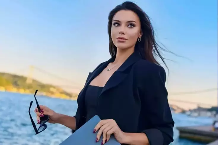 Tuvana Türkay'dan İtalya sokaklarında cesur kombin