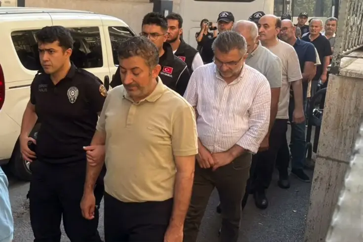 Вот перевод на русский язык:

'Среди них есть и известный владелец супермаркета! В операции против финансового крыла ФЕТО задержаны 22 человека.'