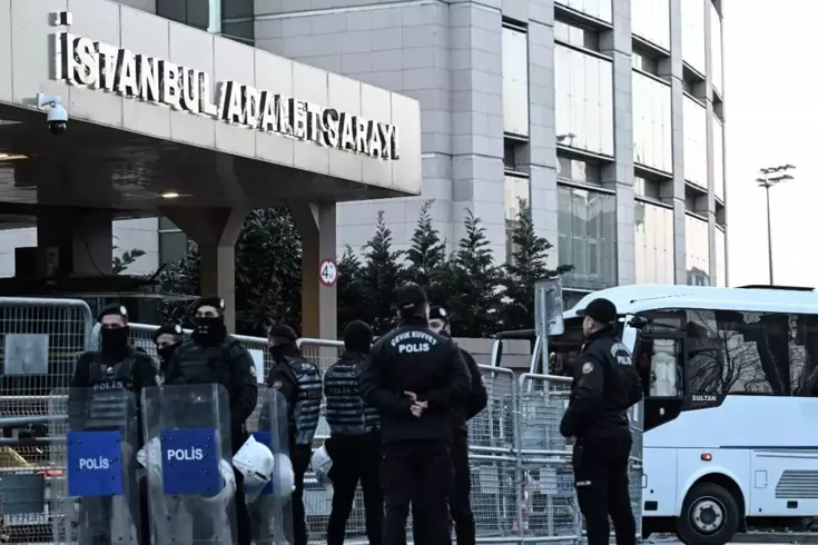 İBB'ye yeni operasyon! 18 şüpheli hakkında gözaltı kararı verildi. 

Перевод на русский язык:
Новая операция в ИББ! Выдано решение о задержании 18 подозреваемых.
