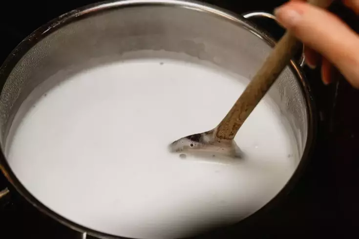 4 yaşındaki çocuk kaynar süt kazanına düştü