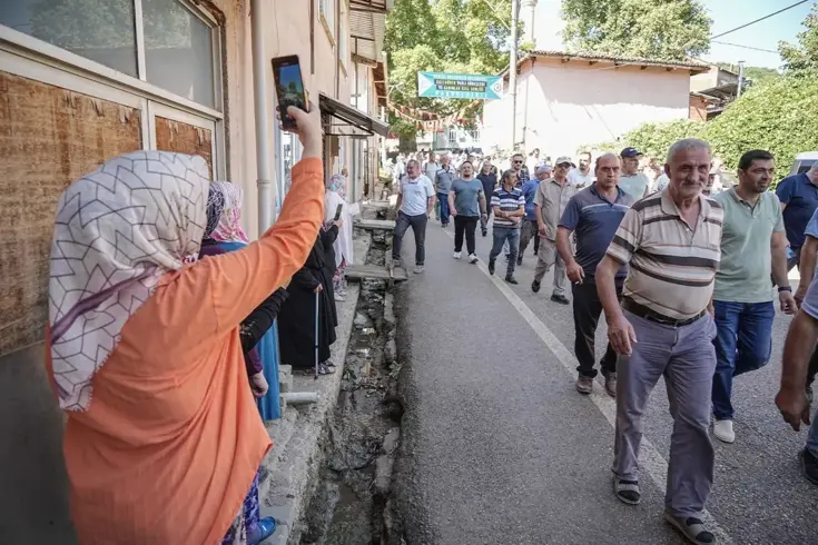 Kadınlar yönetimi devraldı, erkeklerin mahalleye girmesi 1 günlüğüne yasaklandı
