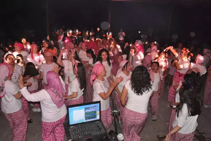Manisa'da şalvarlarını giyen kadınlar eğlenceye koştu