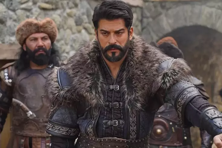 Burak Özçivit'ten radikal karar! Ayrılık sonrası sakal ve bıyık gitti