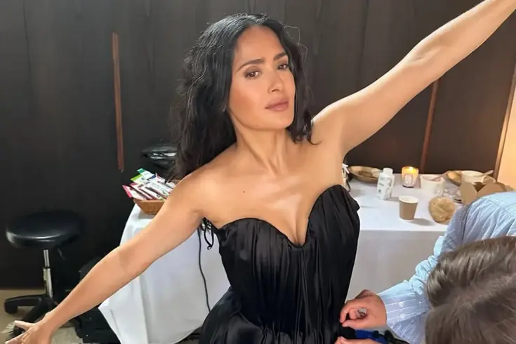 58 yaşında ama gören 30 zannediyor! Salma Hayek'ten bikinili dans performansı