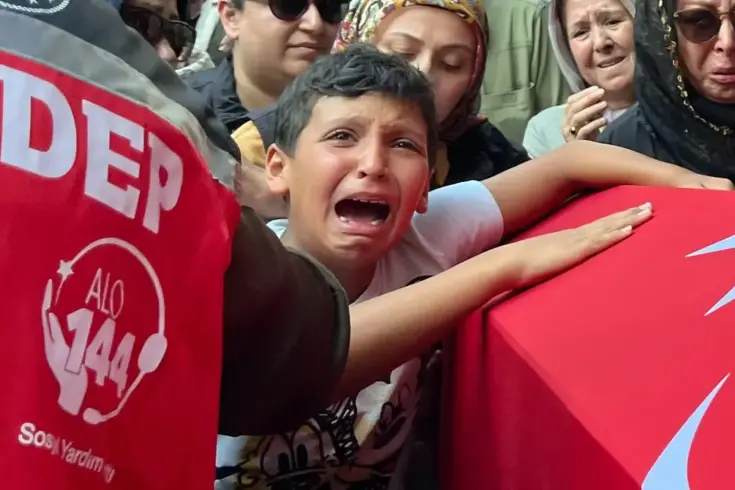 Yangın şehidinin oğlu 'أبي، ماذا سأفعل بدونك؟' diye feryat etti.