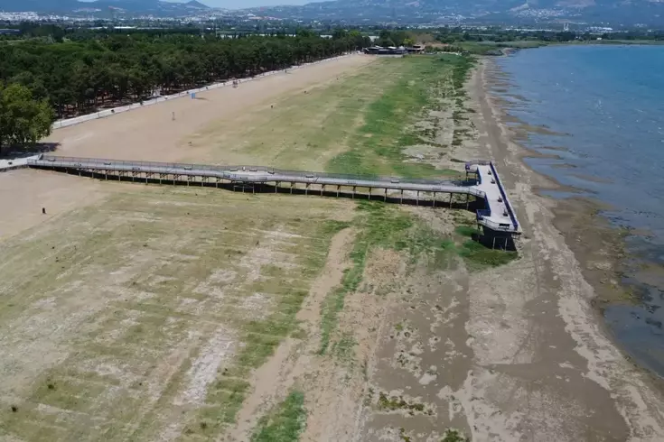 İznik Gölü'nde bir dönem deniz otobüsünün yanaştığı iskele karada kaldı