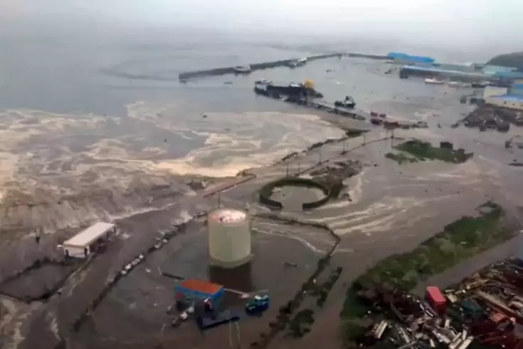8.8'lik depremin ardından ilk tsunami dalgaları iki ülkeye ulaştı! İşte o anlar