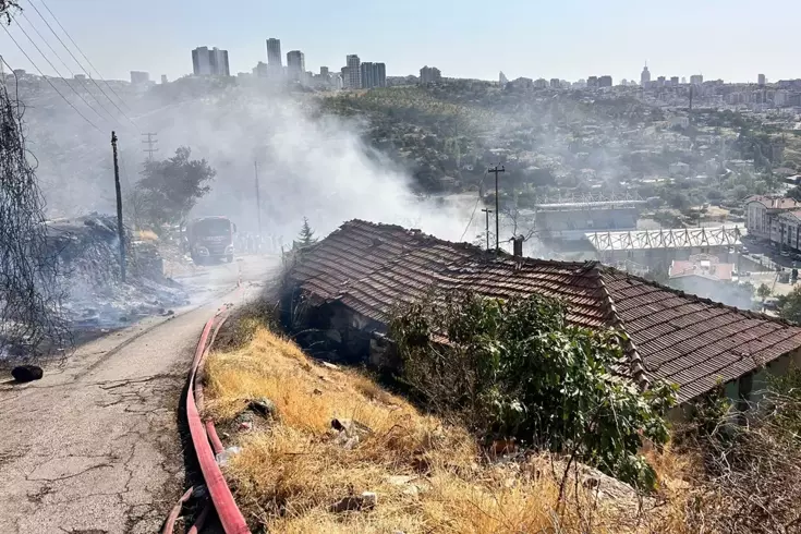 Ankara'da ağaçlık alanda çıkan yangın gecekondulara sıçradı