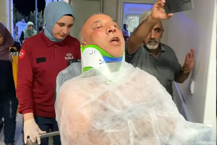Müziğin sesini kısın diyen emekli polis memurunu darbedip bıçakladı
