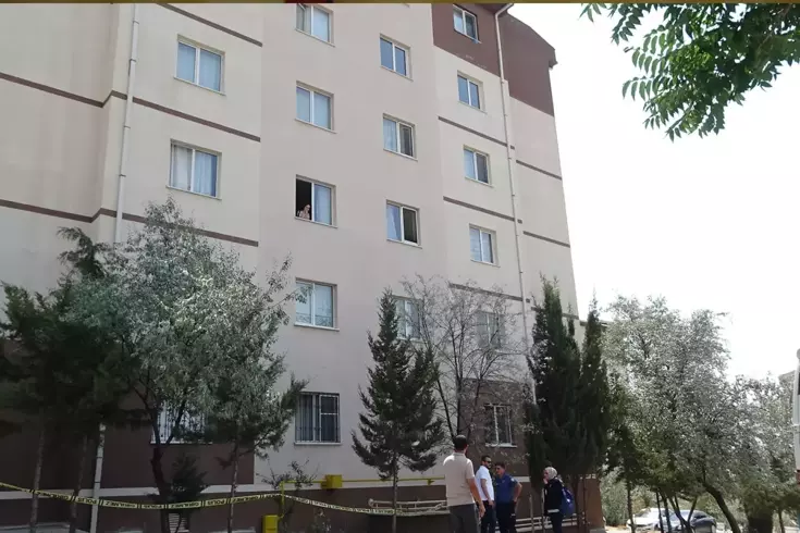 Eve ekmek getiren annesine bakarken 4'üncü kattan düştü