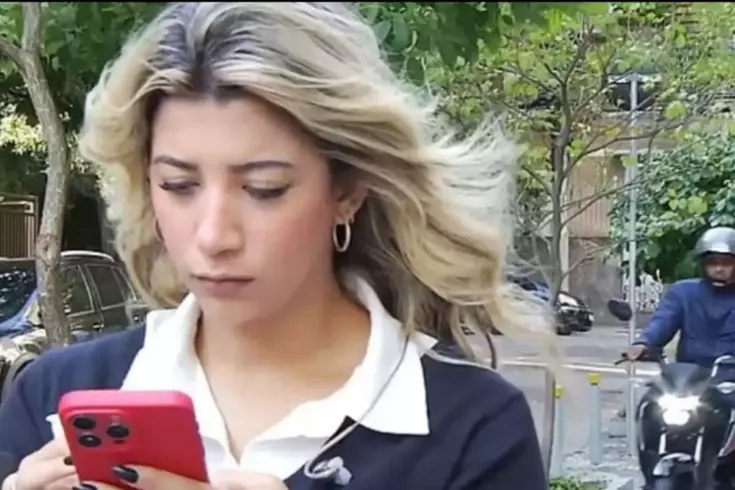 Kadın muhabir canlı yayına hazırlanırken kapkaççının kurbanı oldu