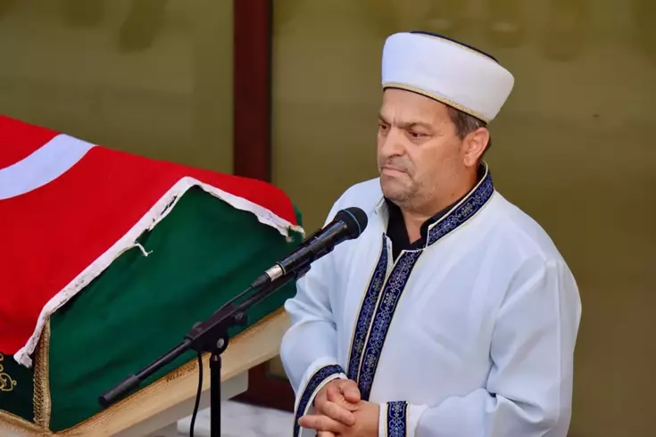 Oğlunun cenaze namazını kıldırdı