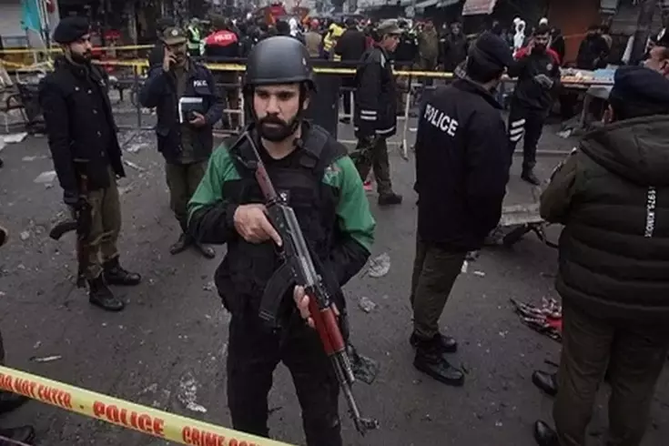 Pakistan'da silahlı soygunculardan polise saldırı: 5 ölü, 2 yaralı