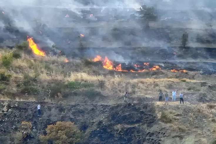 Sabah söndürülen yangın öğleden sonra yeniden başladı, vatandaşlar da müdahaleye katıldı