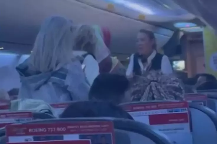 Uçağın tekeri piste değdiği gibi ayağa kalktılar, kabin memurları polis çağırdı