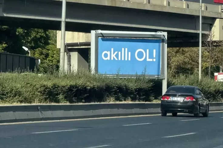 Ankara'da görülen gizemli Akıllı ol afişleri merak uyandırdı