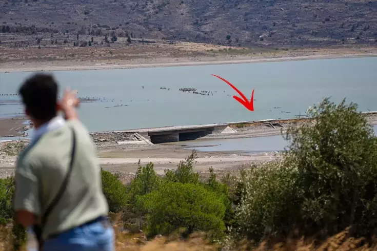 Barajda su seviyesi düştü, eski İzmir-Çeşme kara yolu ortaya çıktı
