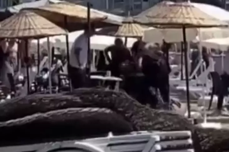 Halk plajında şezlong kavgası: Zabıta ile para toplayanlar arasında arbede