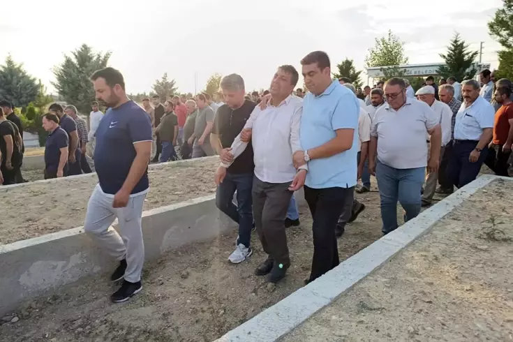 İki çocuk, serinlemek için girdikleri göletten çıkamadı
