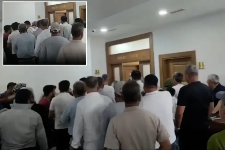 Kahramanmaraş'ta susuz kalan vatandaşlar bidonlarla belediyeyi bastı