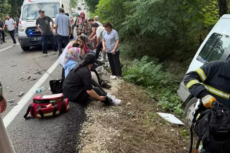Ordu'da minibüs ile otomobil çarpıştı: 16 yaralı