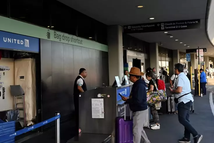 United Airlines'ta sistem arızası krizi! Yüzlerce uçuş gecikti, yolcular uçaktan indirildi