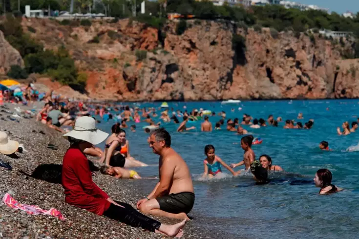 Antalya'da 33 dereceyi bulan deniz suyu sıcaklığı birçok kenti geride bıraktı